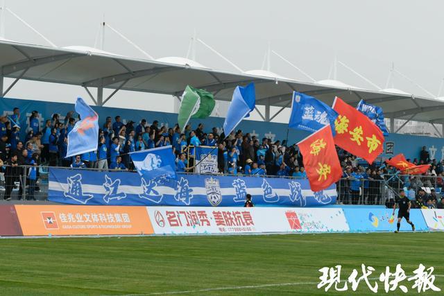 华体会一键直达-南通海安首个标准化专业足球场启用，足球赛事点燃城市活力